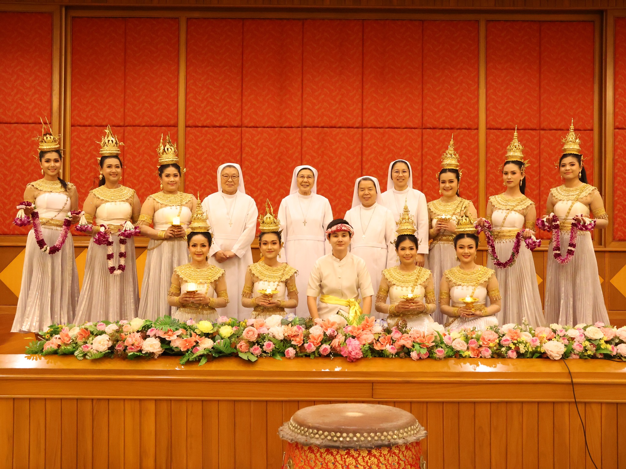 คณะครูโรงเรียนมารีย์อุปถัมภ์ต้อนรับ ซิสเตอร์ทองอยู่ กิจสกุล อธิการิณีเจ้าคณะ ธิดาแม่พระองค์อุปถัมภ์ แขวงไทย