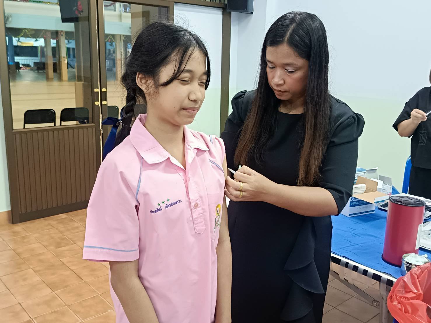 โรงพยาบาลส่งเสริมสุขภาพตำบลท่าพูด เข้าดำเนินการ ฉีดวัคซีนป้องกันโรคบาดทะยัก ให้แก่นักเรียนระดับชั้น ประถมศึกษาปีที่ 6